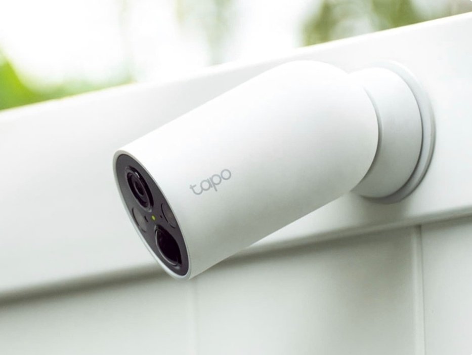 TP-Link Tapo C425 wireless security camera mounted outdoors.